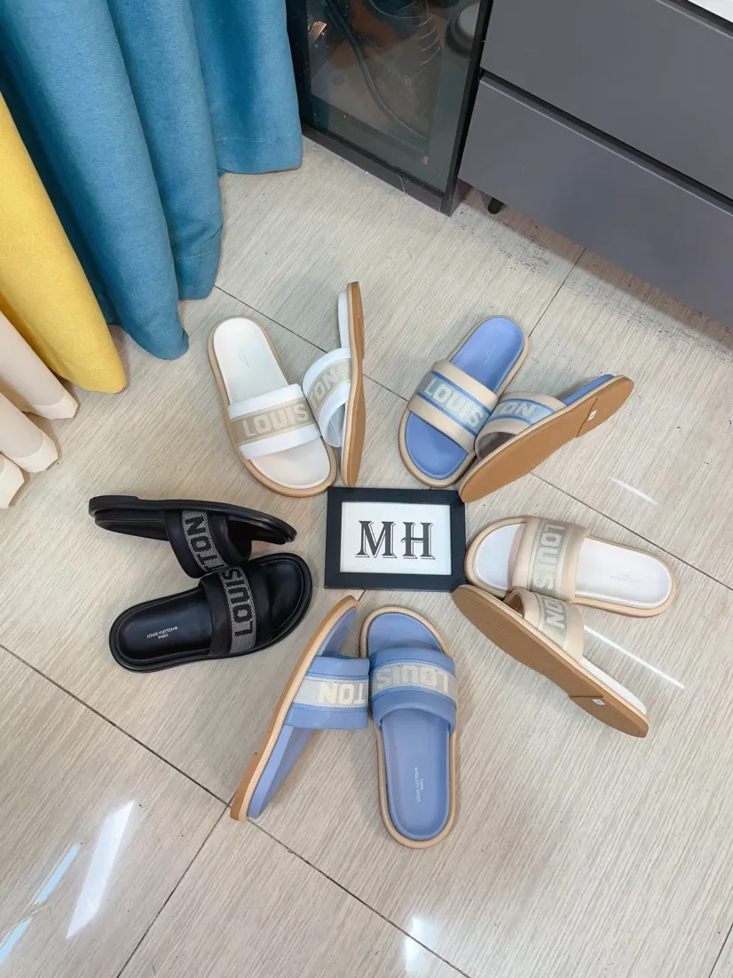 Ex-factory price 360🌹🌹 (lv-Louis Vuitton) New men's slippers, high-end boutique, exquisite embossed logo decoration on the upper, fine workmanship, super soft soles, casual, loose and comfortable, a must-have in summer! \nsize：38-44
